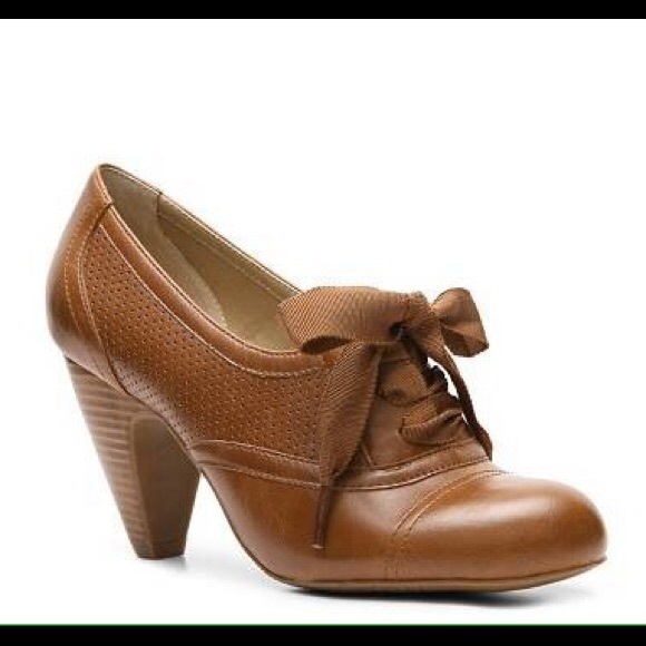 Crown Vintage Cherilyn Oxford Pump Heel 7.5
